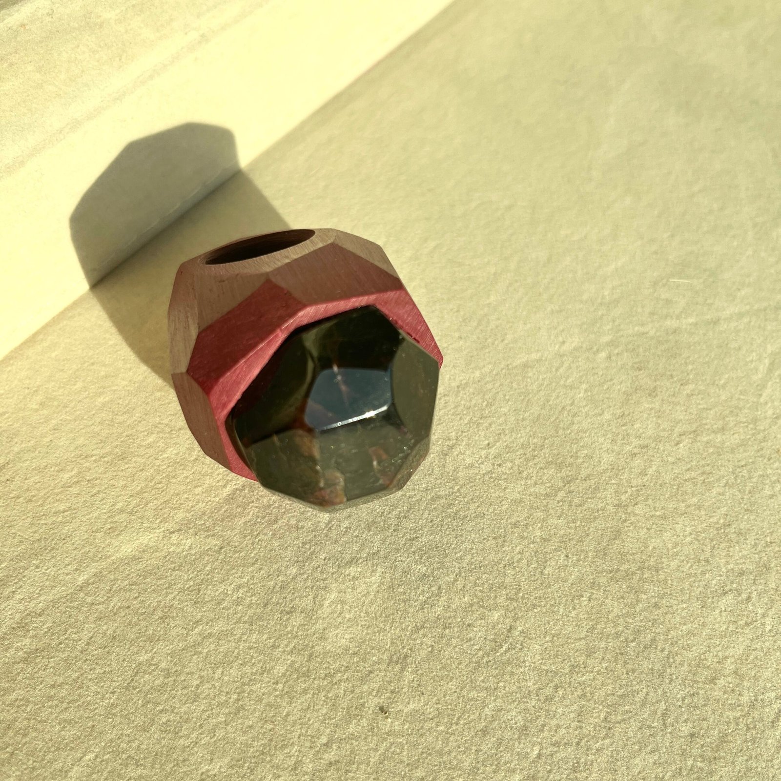 Pulse of Fire – Geometric Garnet Ring on Hand-Carved Ceramic Band - Image 8
