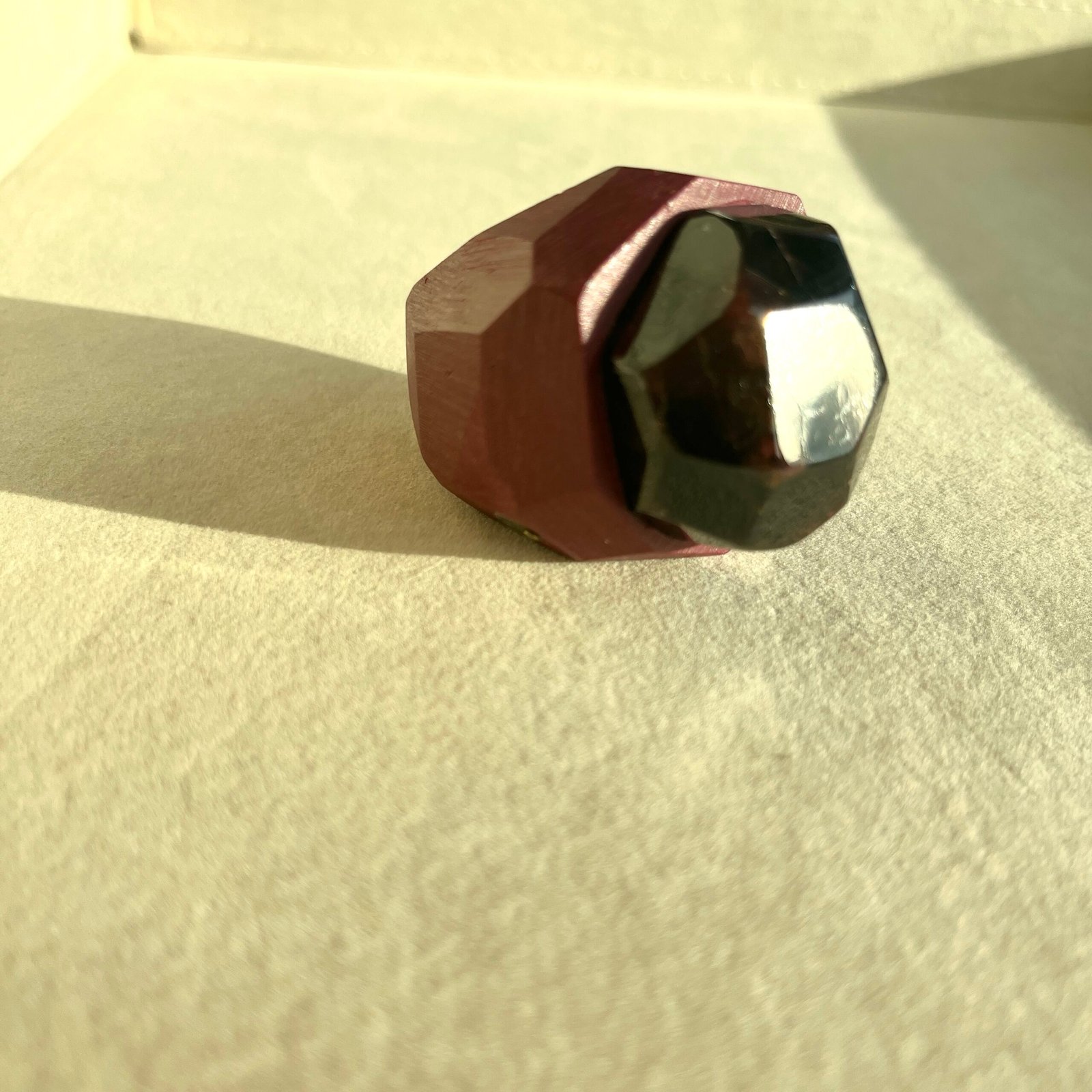 Pulse of Fire – Geometric Garnet Ring on Hand-Carved Ceramic Band - Image 3