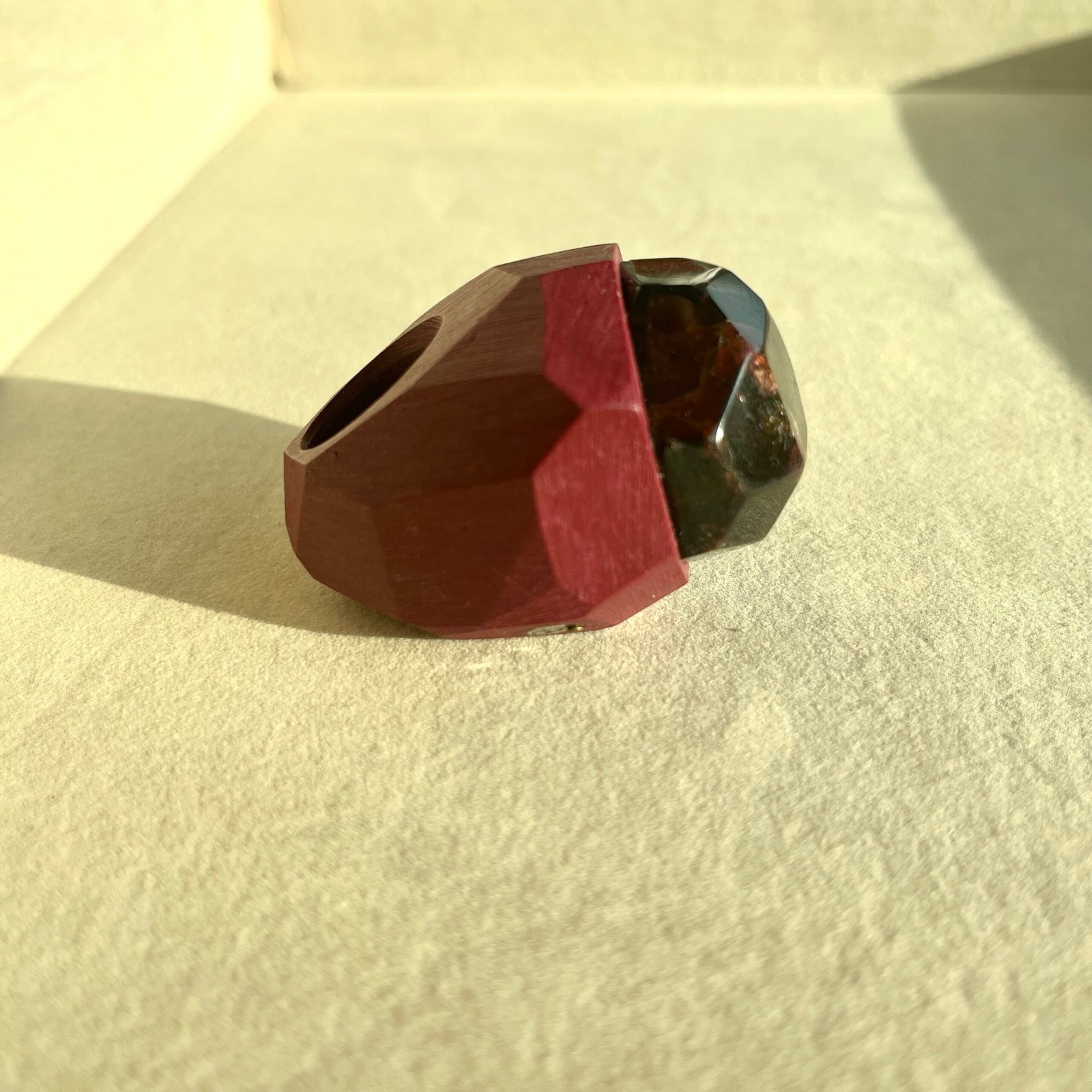 Pulse of Fire – Geometric Garnet Ring on Hand-Carved Ceramic Band - Image 4