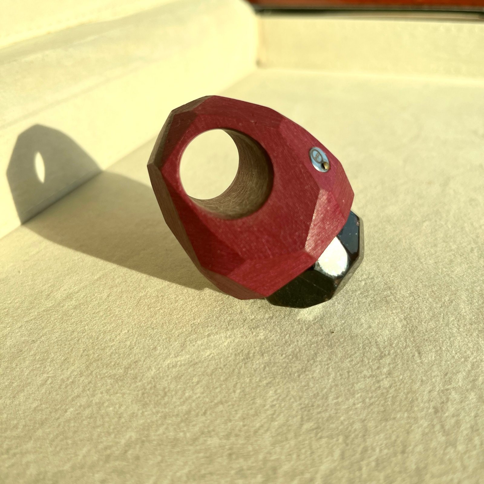 Pulse of Fire – Geometric Garnet Ring on Hand-Carved Ceramic Band - Image 5