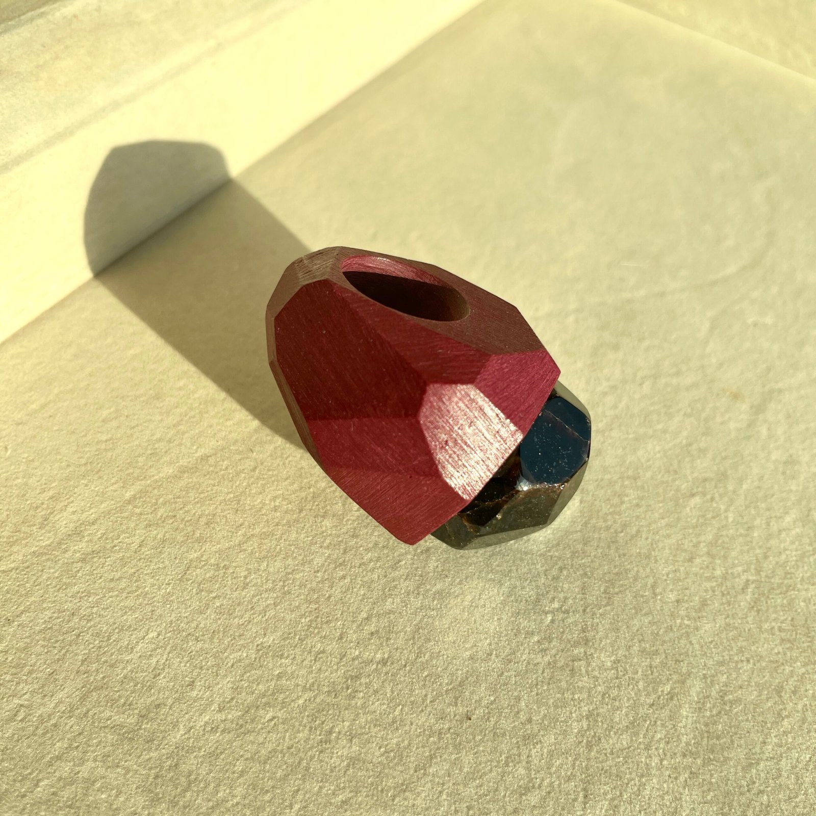 Pulse of Fire – Geometric Garnet Ring on Hand-Carved Ceramic Band - Image 6
