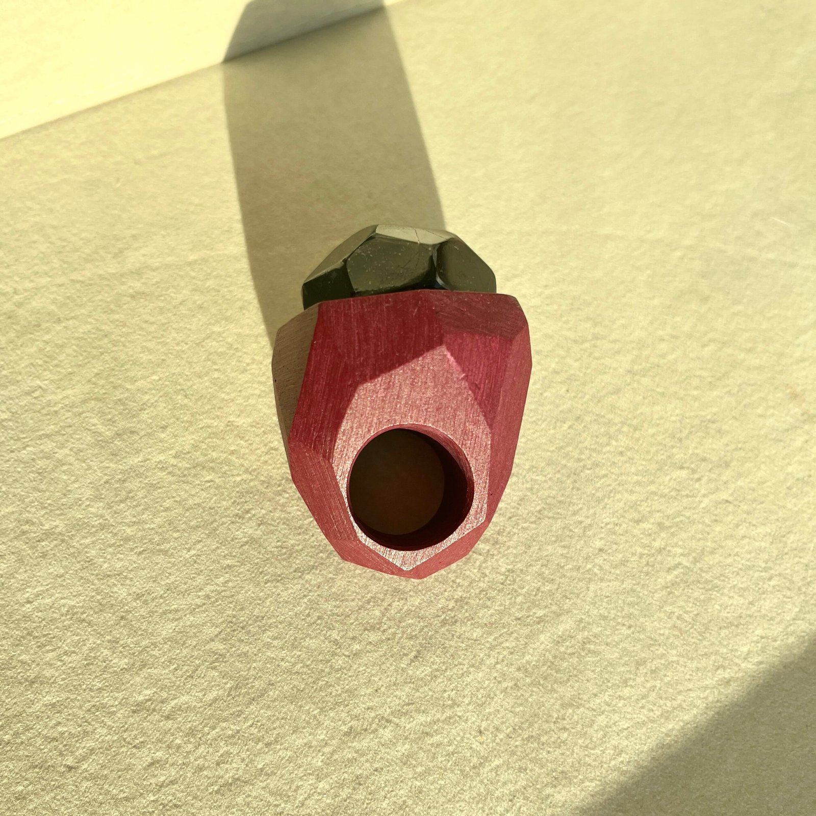 Pulse of Fire – Geometric Garnet Ring on Hand-Carved Ceramic Band - Image 7