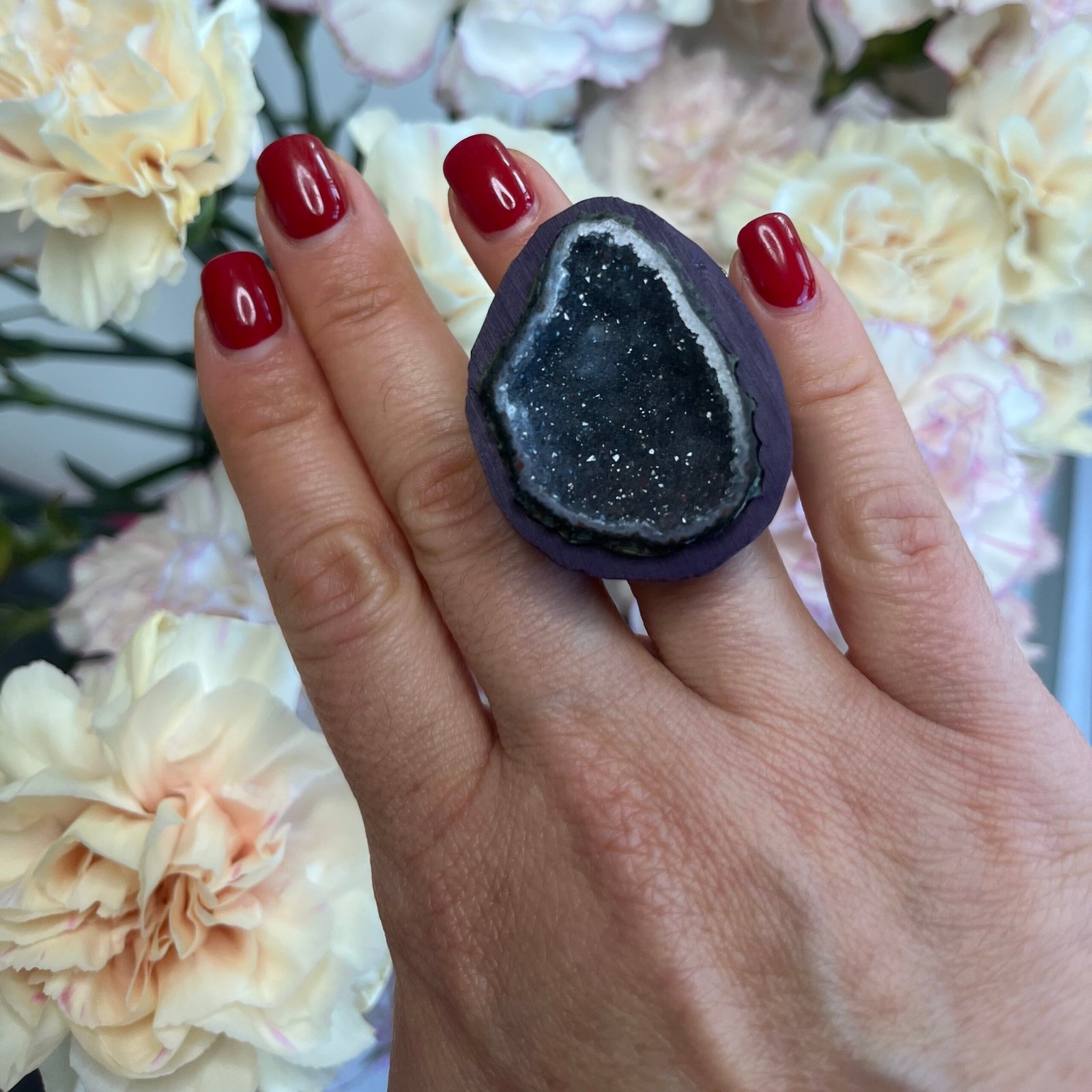 Dark Tabasco geode agate quartz ceramic ring worn on hand, showing size and color contrast