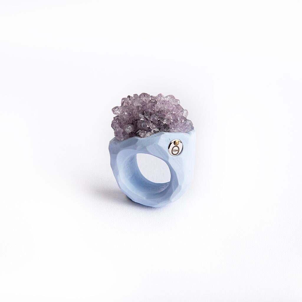 Kotodama Yasashisa ceramic ring with raw amethyst by O’Gem