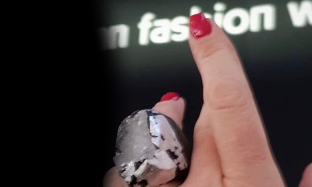 Women's hand with the O'Gem ring on it at the Amsterdam Fashion Week